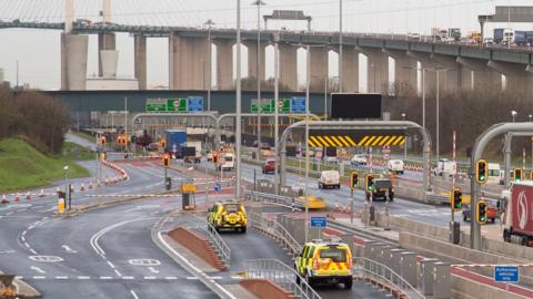 Police by the QEII bridge