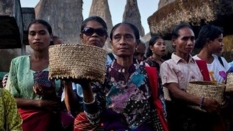 Women with baskets ready for rituals at the main Pasola Festival