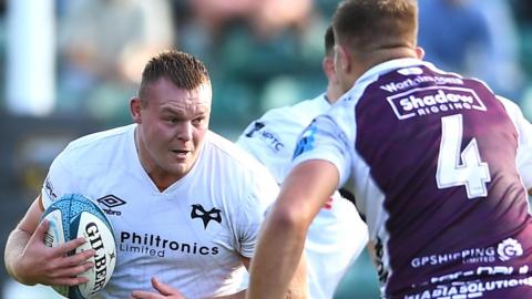 Ospreys' Dewi Lake takes on Ben Carter of Dragons