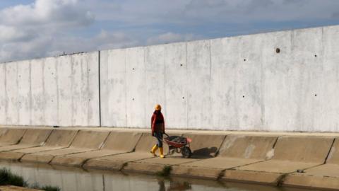 Ecuadorean workers build a wall along the border between Peru and Ecuador in Aguas Verdes