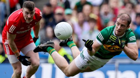 Kerry hadn't scored for 17 minutes when substitute Stephen O'Brien earned a controversial 65th-minute free which started a run of five straight Kingdom points