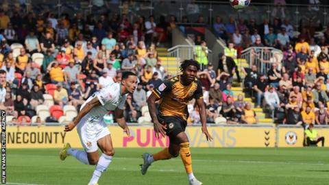 Josh Dacres Cogley (Tranmere) yn herio Thierry Nevers