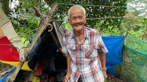 Mr Oh outside the shelter he lived in for 30 years.