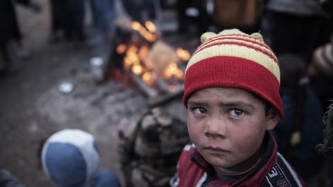 A child stands by a fire after fleeing fighting between IS and Iraqi security forces in Tall Kaysumah, west of Mosul, Iraq, 4 March 2017