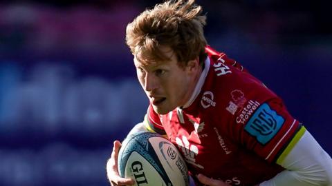 Rhys Patchell attacks for Scarlets