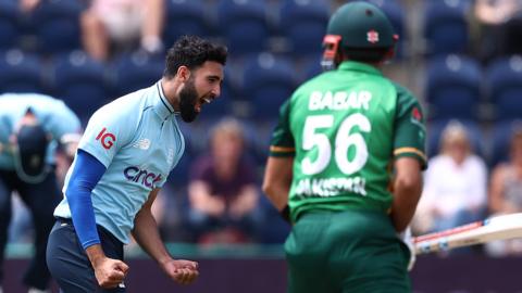 Saqib Mahmood celebrates wicket of Babar Azam