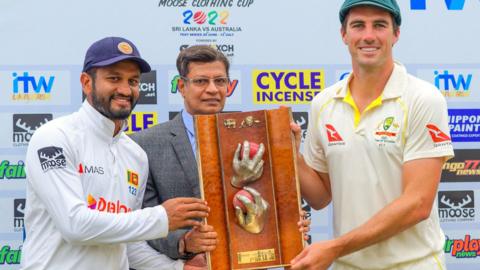 Sri Lanka captain Dimuth Karunaratne and Australia skipper Pat Cummins with the Warne-Muralitharan Trophy