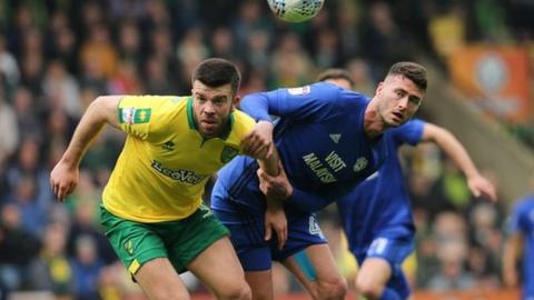 Gary Madine yn brwydro am y bêl