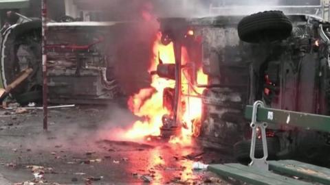 Car on fire after violent clashes in Paris