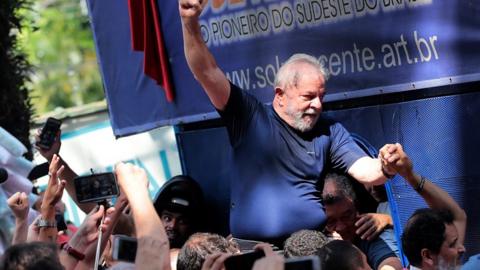 Lula carried by supporters