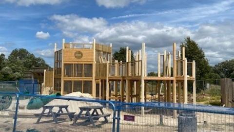 Stanwick Lakes play equipment being built