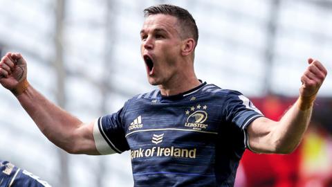 Johnny Sexton celebrates Josh van der Flier's try against Toulouse