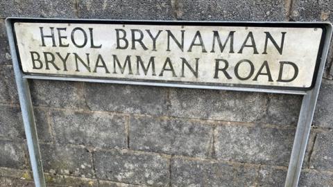 Arwydd ffordd 'Heol Brynaman' a 'Brynamman Road'