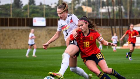 Laura Gloning of Germany and Naara Miranda San Migugel of Spain