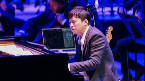 Jung Jae-il playing the piano with the London Symphony Orchestra