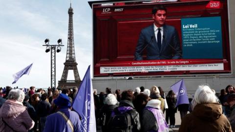 People gather in Paris to watch abortion being constitutionalised
