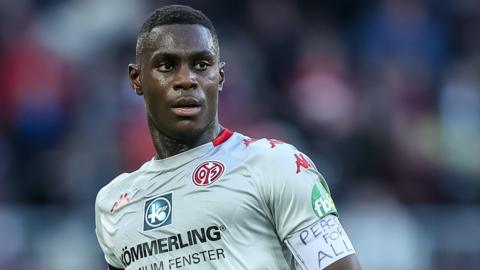 Moussa Niakhate playing for Mainz