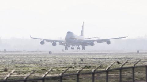 A US plane flies 200 American people to the US from China