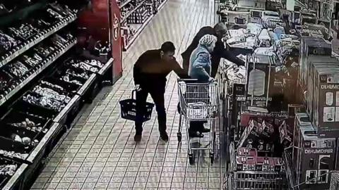 Oswestry supermarket pickpocket