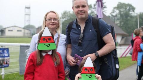 Teulu gyda dau o blant mewn masg Mr Urdd