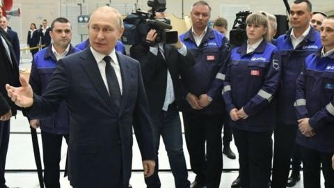 Vladimir Putin speaking to cosmonauts