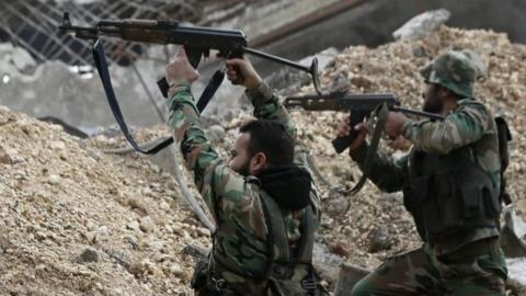 Syrian government troops fire their weapons during a battle with rebel fighters in eastern Aleppo. Photo: 5 December 2016