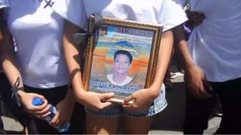 Relatives of Leover Miranda at his funeral in Manila - 20 august 2017