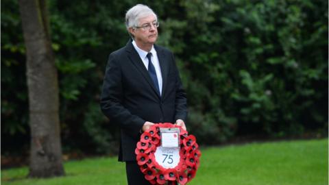 Mark Drakeford yn talu teyrnged yng Nghaerdydd fore Sadwrn