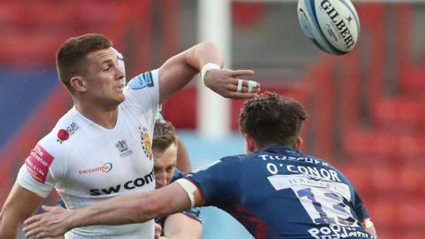 Exeter's Henry Slade offloads a pass