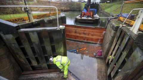 Caen Hill lock repairs