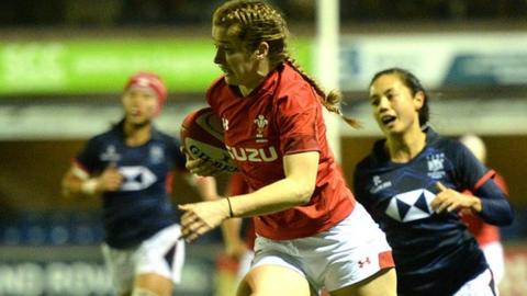 Wales' Lisa Neumann runs in to score try