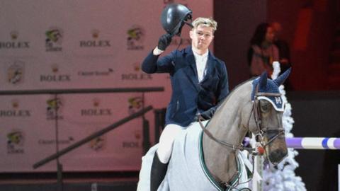 Harry Charles tips his hat to the crowd