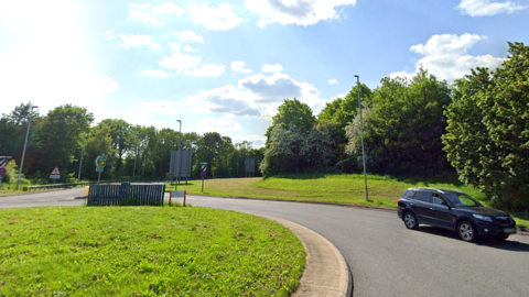 Cars going round the roundabout where Highworth Road meets the A419