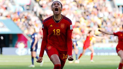 Salma Paralluelo scores for Spain