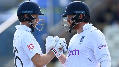 England batters Joe Root (left) and Jonny Bairstow (right) clasp hands