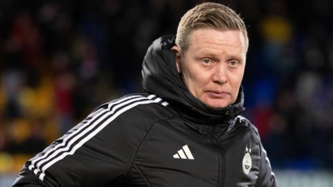 Aberdeen Manager Barry Robson during a cinch Premiership match between St Johnstone and Aberdeen at McDiarmid Park