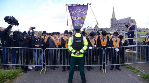 Parade marches to barricade Drumcree