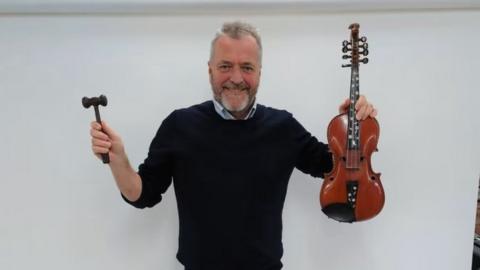 Dermot Crehan, current owner of the violin