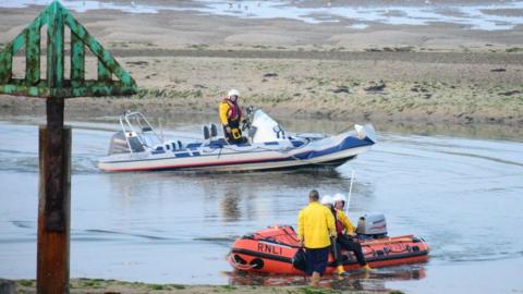 Wells RNLI rescue in Wells Harbour