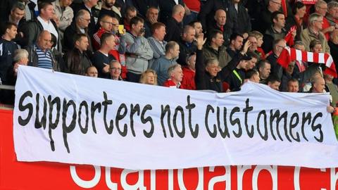 Liverpool fans protest at ticket prices