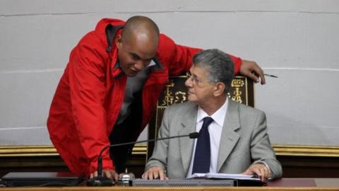 Henry Ramos Allup (right), president of the National Assembly and deputy of the Venezuelan coalition of opposition parties (MUD), talks with Hector Rodriguez (top L), deputy of Venezuela"s United Socialist Party (PSUV) before a session of the National Assembly in Caracas, Venezuela November 1, 2016.