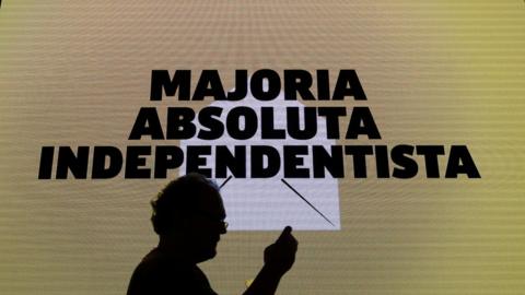 Screen in Barcelona saying "pro-independence outright majority", 21 Dec 17