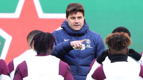 Mauricio Pochettino speaks to his PSG players