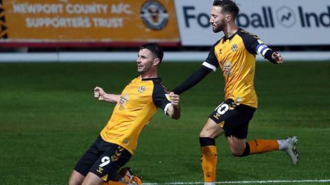 Parraig Amond yn dathlu sgorio'r gôl fuddugol