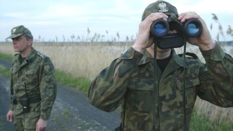 Polish border guards near Ukraine, 2004 file pic