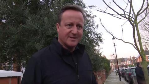 Ex-PM David Cameron's bodyguard 'left gun in aeroplane toilet' - BBC News