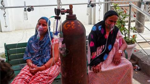 Covid-19 patients receive oxygen provided by a Gurdwara, a place of worship for Sikhs, along the roadside in Ghaziabad on April 28, 2021