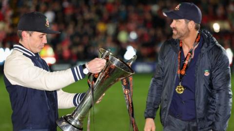 Wrexham owners Rob McElhenney (left) and Ryan Reynolds with the National League trophy