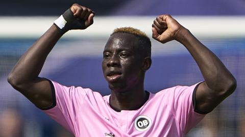 Newcastle striker Yankuba Minteh scoring for Odense