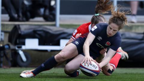 Abby Dow scores England's sixth try